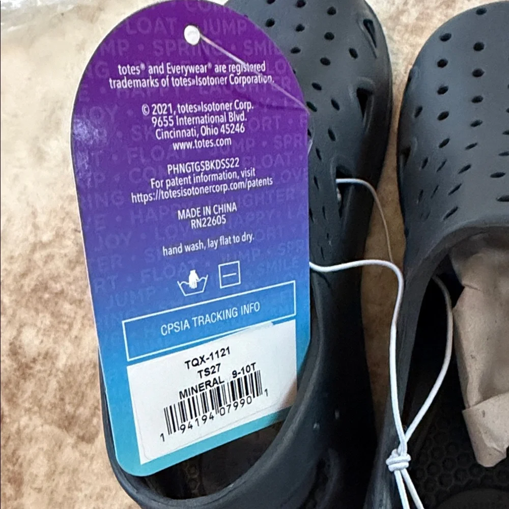 🆕 totes Kids Solobounce Perforated Black Slip-On Sandals - Picture 4 of 4